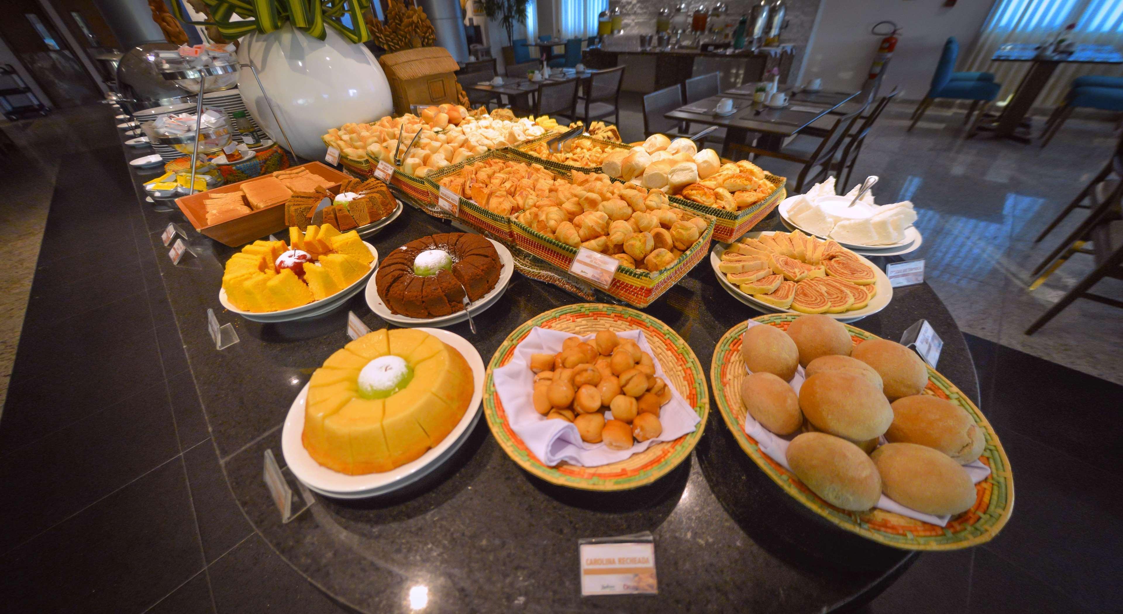 Best Western Premier Maceio ภายนอก รูปภาพ A selection of puddings and cakes