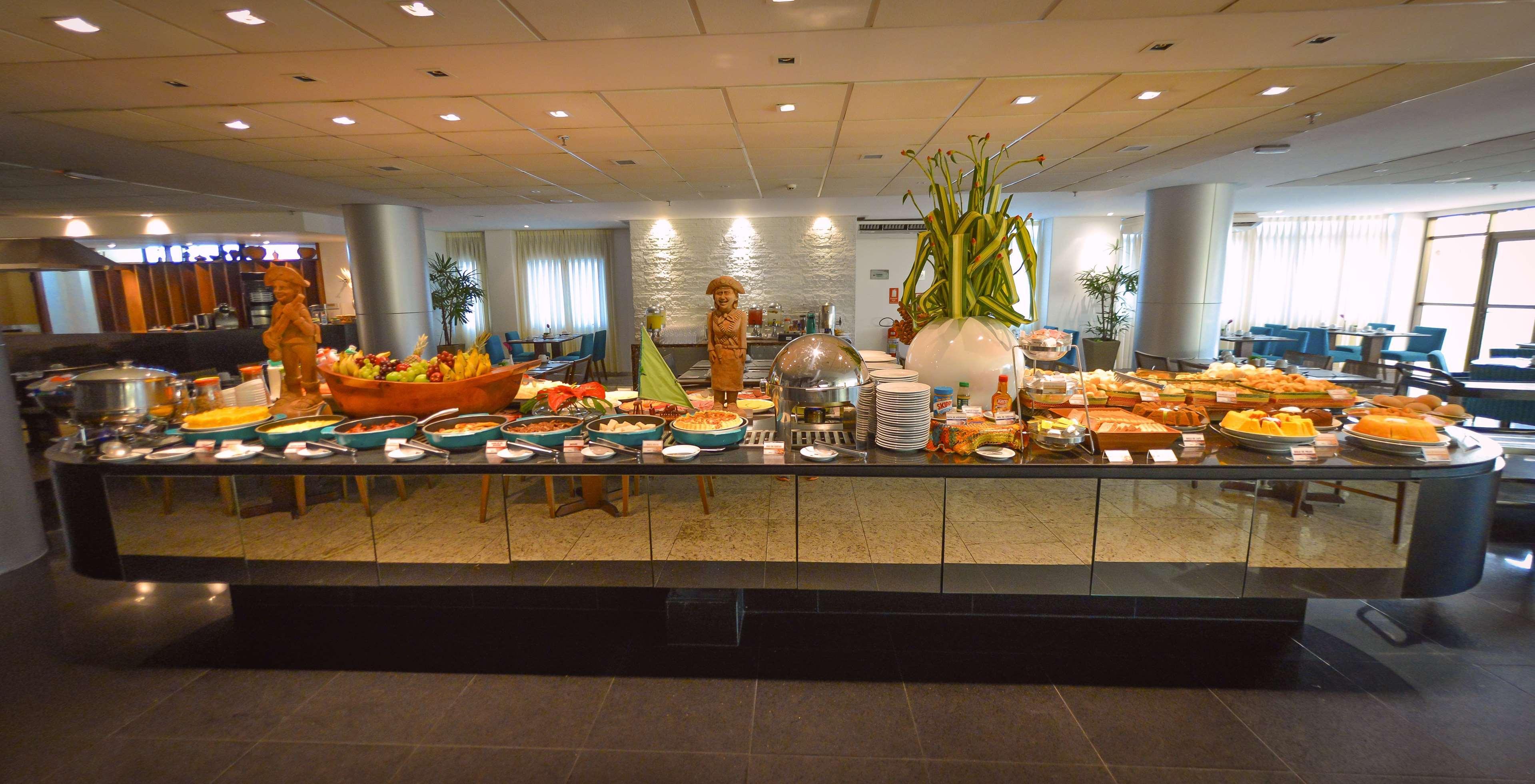 Best Western Premier Maceio ภายนอก รูปภาพ A buffet at a hotel