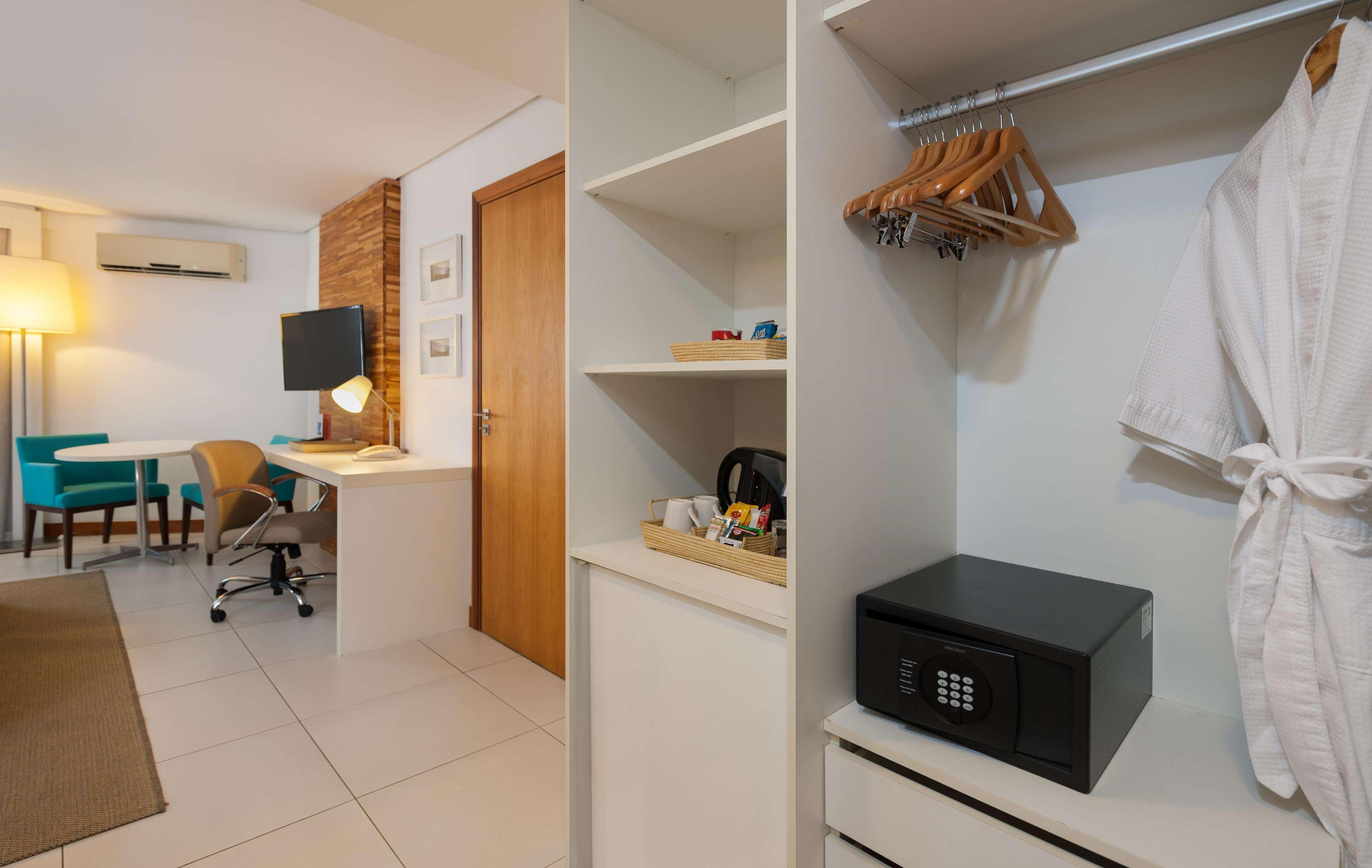 Best Western Premier Maceio ภายนอก รูปภาพ A safe in a hotel room